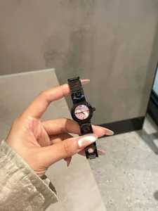 Elegante orologio da donna con cinturino in acciaio nero traforato e quadrante rosa