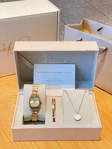 Coffret cadeau montre à quartz GEDI avec bracelet et collier dorés dans une boîte