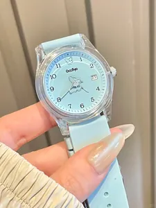 Détail de la montre Gccliyo en silicone bleu clair avec un cadran à motif papillon