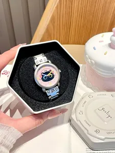 Gros plan d'une montre chat mignonne pour fille dans un coffret cadeau hexagonal