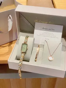 Détail rapproché de l'élégante montre en or vintage et du coffret cadeau de bijoux