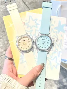 Deux montres minimalistes en silicone avec boîtiers transparents