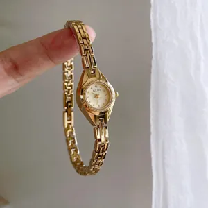 GEDI Montre à Quartz Dorée Rétro pour Femme Petit Cadran Vintage Français Chaîne en Alliage Strass Luxe Élégante Montre-Bracelet Bijoux
