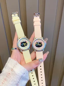 Primer plano de relojes de gato Gccliyo con correas de silicona en crema y rosa.