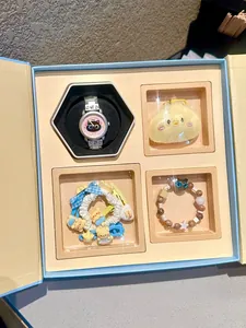 Vue détaillée d'un coffret cadeau fille avec montre, breloque en peluche et accessoires