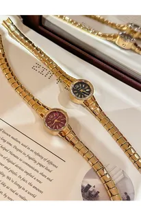 Vista detallada de relojes vintage dorados GUOU con esferas negra y roja decorativas