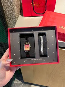Detailansicht der klassischen Damenuhr und des Diamantarmbands in einer roten Geschenkbox