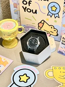 Montre en silicone Gccliyo avec cadran noir dans un coffret cadeau hexagonal