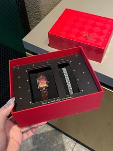 Elegantes Vintage-Uhrenset mit Strassarmband in einer luxuriösen roten Geschenkbox
