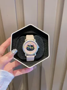 Primer plano de un reloj de gato de dibujos animados rosa con correa de silicona