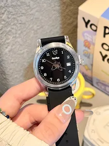 Gros plan sur la montre minimaliste Gccliyo avec cadran noir et motif de papillon