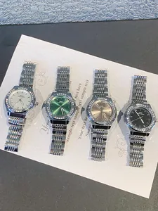 Vista detallada de cuatro relojes de lujo IBSO con diamantes en verde, negro, oro y plata.