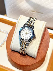 Elegante reloj de cuarzo para mujer con correa bicolor y esfera con pedrería