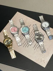 Cinco relojes cuadrados minimalistas con correas de acero y esferas de varios colores modernos.