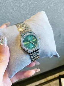 Primer plano detallado del reloj IBSO con esfera verde sol y bisel con diamantes