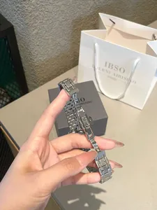 Primer plano de la correa de reloj de acero inoxidable plateada con cierre plegable
