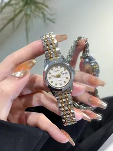 Detalle de un reloj de cuarzo bicolor para mujer con esfera de pedrería y calendario