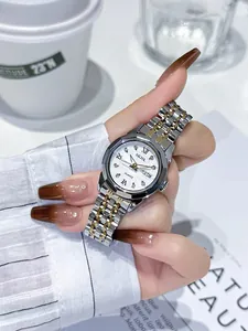 Primer plano de un elegante reloj de cuarzo para mujer con correa bicolor y diamantes