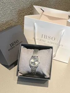 Reloj cuadrado plateado para mujer en caja de regalo gris con bolsa de papel blanca