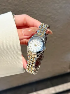 Detalle de un elegante reloj de cuarzo para mujer en acero bicolor con pedrería y fecha