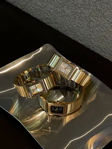 Relojes vintage cuadrados de acero inoxidable dorado con esferas negras y plata