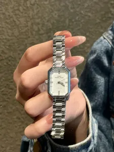 Κομψό τετράγωνο γυναικείο ρολόι quartz σε ασημί χρώμα με μπρασελέ από ανοξείδωτο ατσάλι