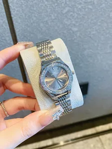 Primer plano del reloj plateado IBSO con bisel de cristales y esfera con textura