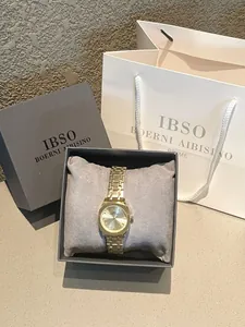 Vista detallada del elegante reloj cuadrado dorado en un set de regalo premium