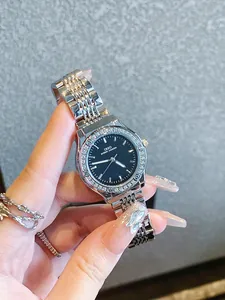 Vista detallada de un elegante reloj de mujer IBSO plateado con bisel de cristales brillantes
