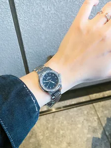 Primer plano del reloj de lujo IBSO con bisel de cristal usado en la muñeca