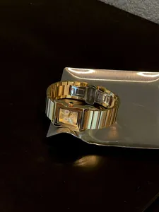 Vista detallada del reloj de mujer GUOU vintage oro cuadrado en bandeja de metal