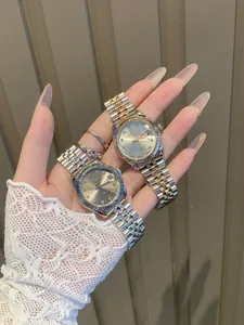 Primer plano de elegantes relojes de mujer IBSO con bisel estriado y acero