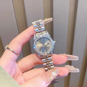 Elegante reloj de mujer en acero plateado con bisel de diamantes y visualización de fecha