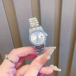 Elegante reloj plateado para mujer con bisel de pedrería y correa de acero