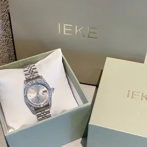 Elegante reloj plateado para mujer con bisel de pedrería y correa de acero en caja