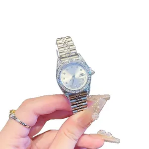 Elegante reloj plateado para mujer con bisel de cristal y correa de acero