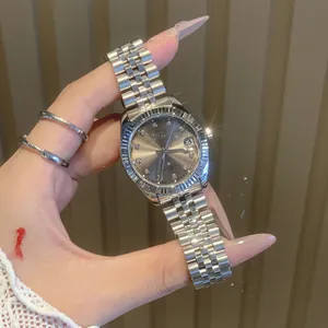 Elegante reloj IBSO de mujer en acero plateado con calendario y esfera decorada con cristales