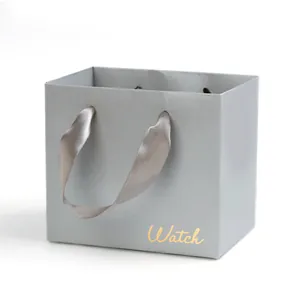 Elegante bolsa de regalo plateada para relojes con suaves asas de cinta de raso gris