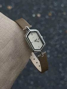 Λεπτομερής όψη vintage γυναικείου ρολογιού quartz με ασημί εξαγωνική κάσα και καφέ δερμάτινο λουράκι