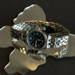 Detalle de reloj de cuarzo para mujer en acero plateado con esfera azul