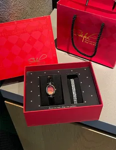 Nahaufnahme von Vintage-Damenuhr und Strass-Armband-Set in roter Geschenkbox