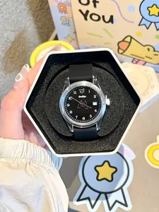Gros plan d'une montre en silicone Gccliyo dans une boîte cadeau hexagonale avec cadran noir