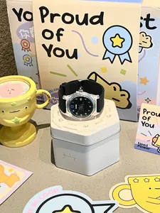 Montre Gccliyo minimaliste en silicone avec boîtier transparent sur boîte cadeau blanche