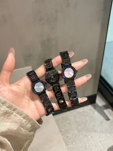 Vista dettagliata di tre eleganti orologi al quarzo con cinturino in acciaio nero