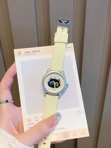 Primer plano del reloj Gccliyo con diseño de gato y correa de silicona color crema