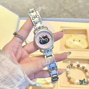 Montre chat mignon pour filles avec bracelet en métal argenté décoré de motifs.