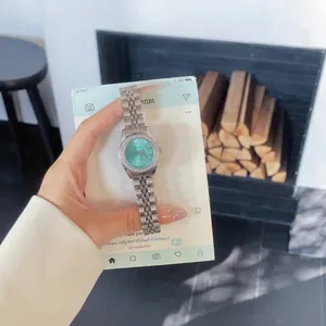 Elegante reloj de cuarzo para mujer en acero plateado con bisel de diamantes y esfera turquesa