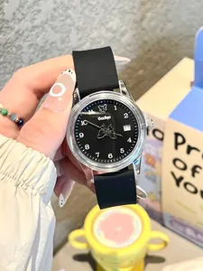 Montre en silicone minimaliste Gccliyo avec cadran papillon et affichage de la date.