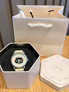 Detalle del reloj gato Gccliyo con caja de metal y bolsa de regalo a juego para niños.