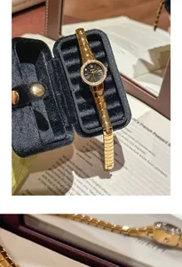 Vista detallada de un reloj vintage dorado para mujer en una caja de terciopelo azul